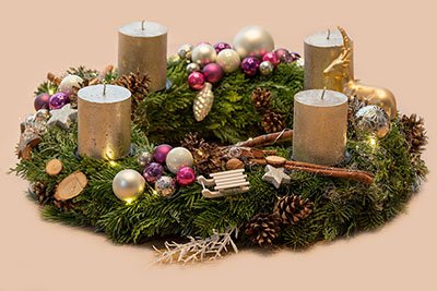 Adventkränze binden in der evangelischen Pfarrgemeinde Wien-Donaustadt